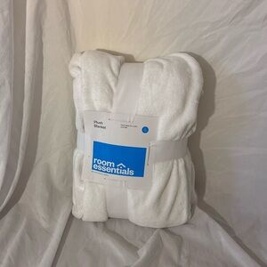 Room Essentials Plush Blanket XL Twin